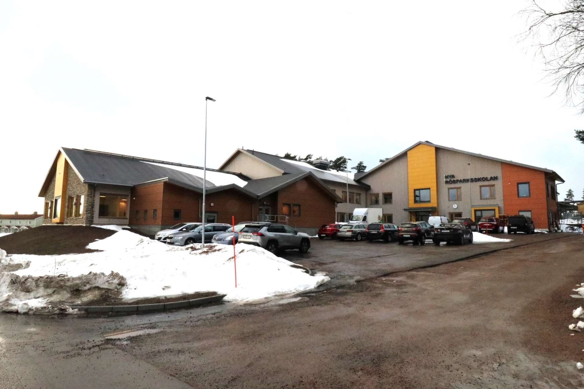 Den nybyggda Rösparksskolan sedd från Åsgatan.