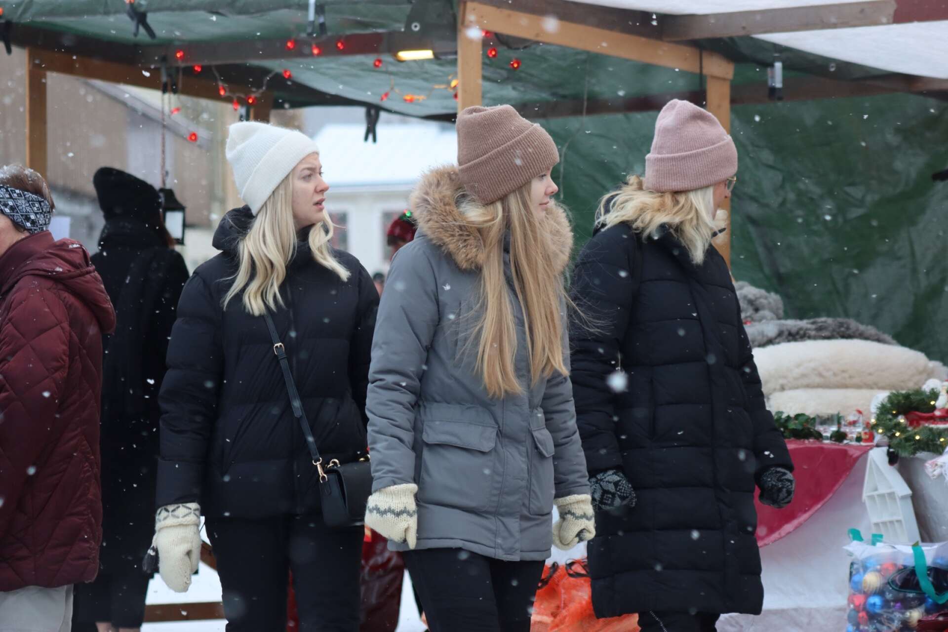 Filipstads julmarknad blev en fest för hela familjen. Det såldes juldekorationer, lotter och hembakat, bland annat. Marknaden arrangerades av Filipstadsföretag i samverkan. 