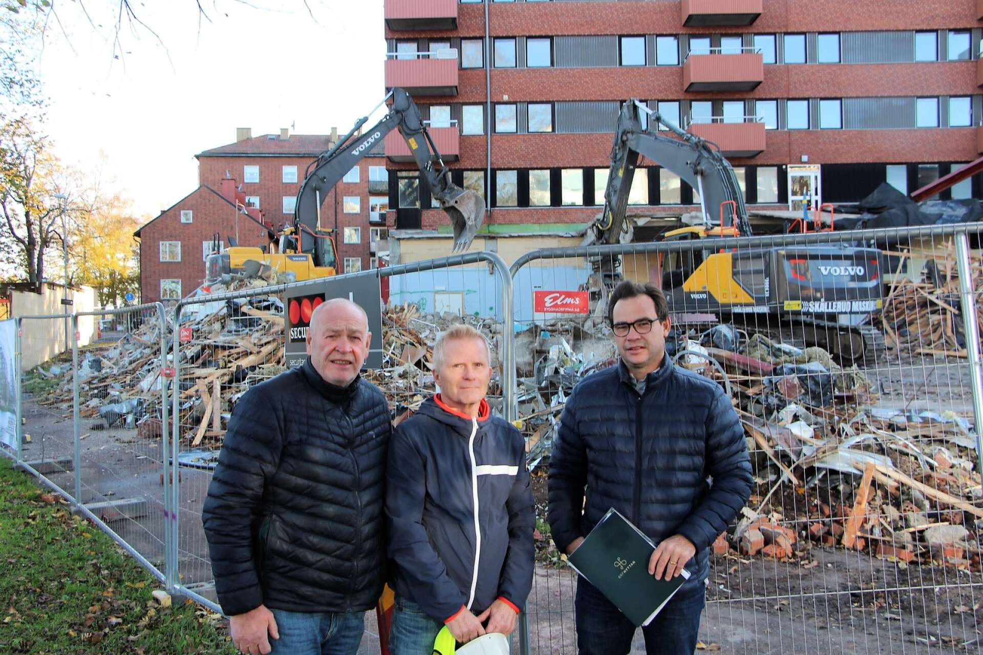 Karlstadhus har inlett rivningen av några av byggnaderna i kvarteret Hyttan där man ska bygga 132 nya bostäder. På bilden ses vd:n Janne Gustafsson och projektutvecklarna Marcus Gustavsson och Magnus Andersson.