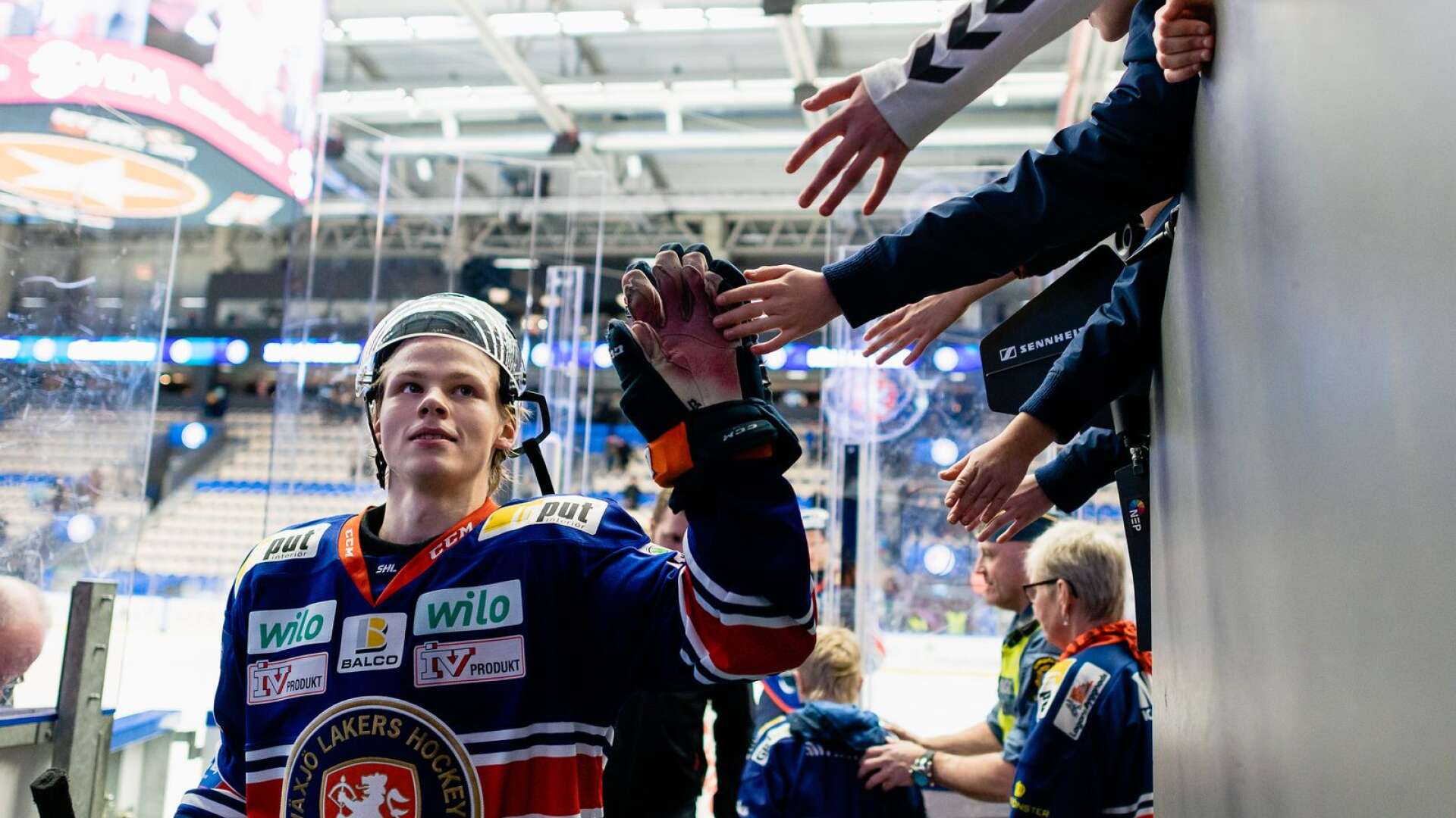 Linus Skager utsågs till matchens lirare i sin SHL-debut. Här tar han emot Växjö-fansens uppskattning. 