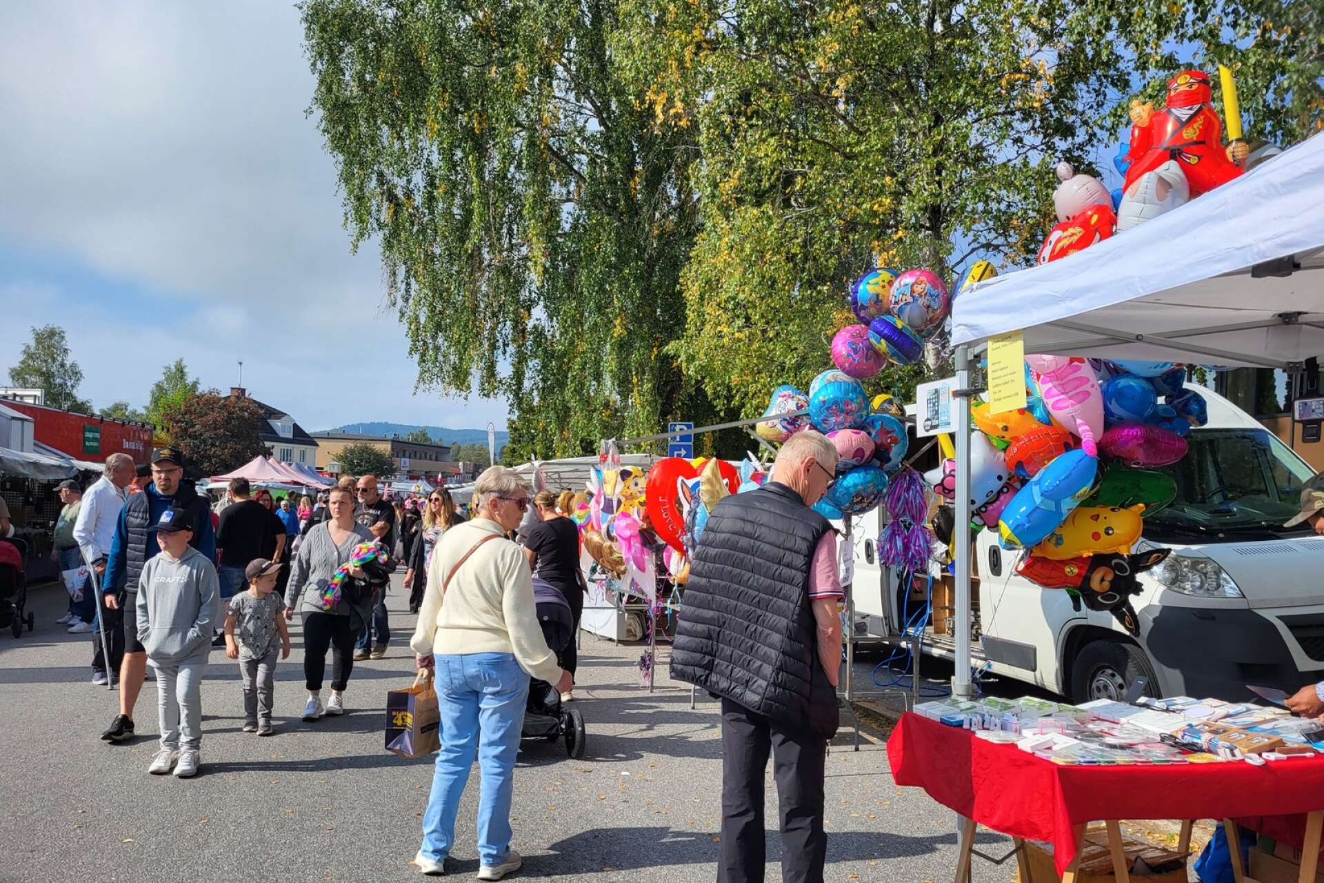 Årets största händelse i Hällefors ägde rum mellan den 9-10 september. Den uppskattade Hälleforsmarken drog mycket folk och det var fler knallar än i fjol. 