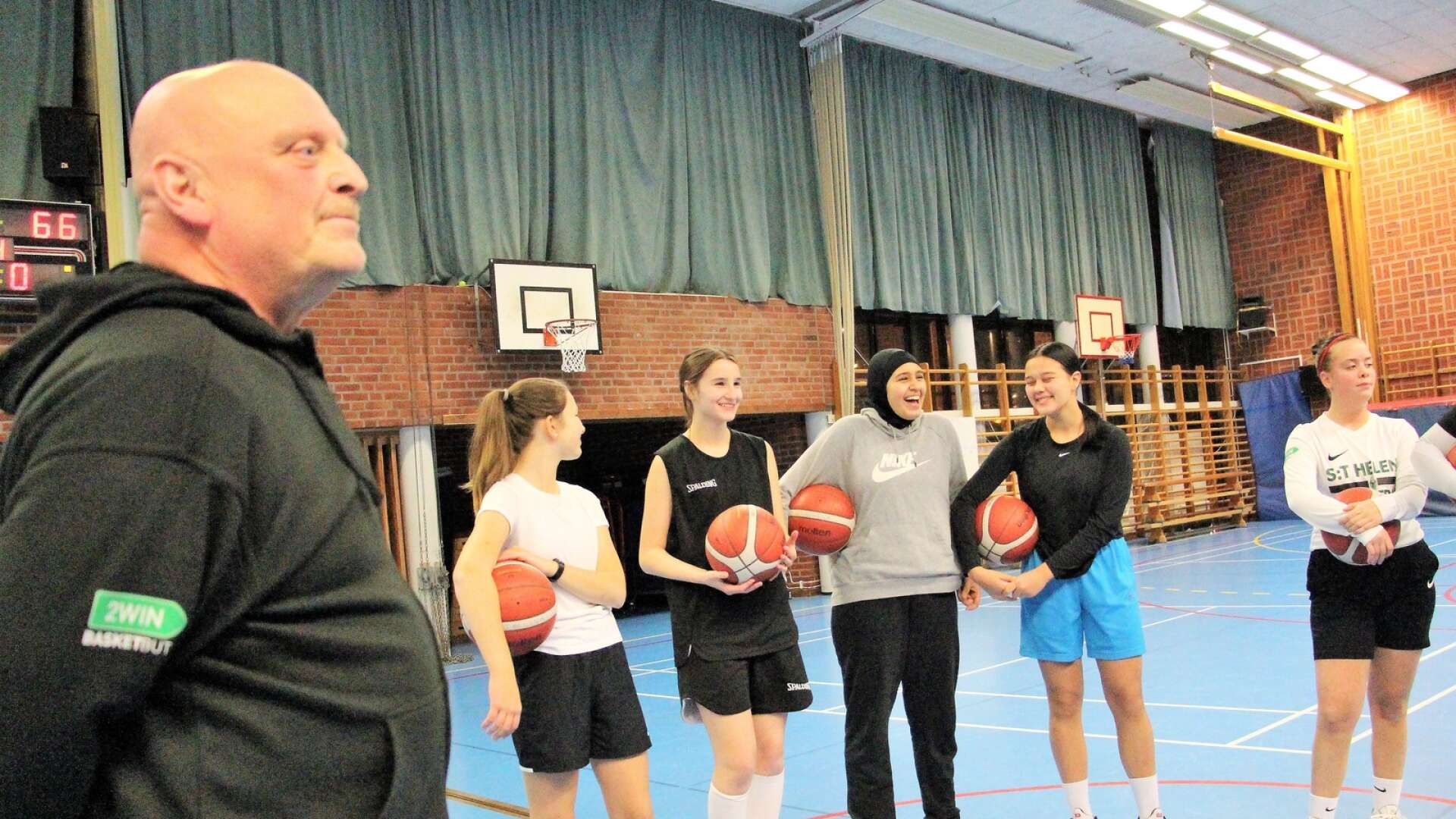 Thomas Hellkvist är mångårig tränare och ledare hos S:ta Helena Basket. Han beskriver förra säsongen som kaotisk, men säger att han ser ett ökat basketintresse hos unga tjejer igen.
