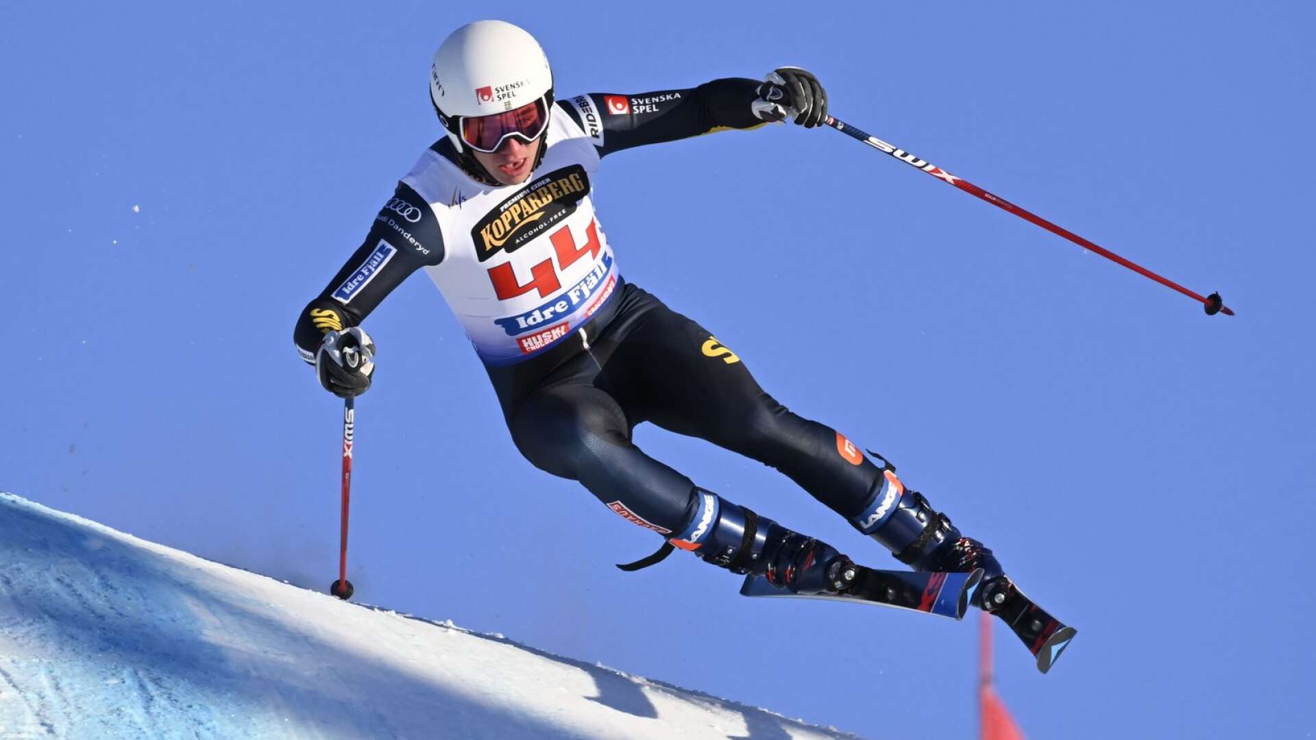 Här kommer Ponthus Kristensson flygande under fredagens kvalåk i skicrossvärldscupen i Idre.