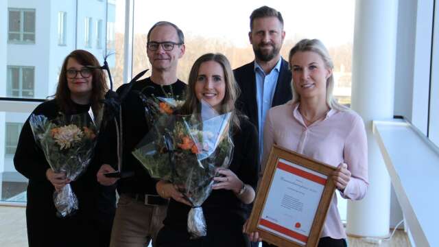 Vinnarna tillsammans med juryns ordförande. Från vänster Louise Eriksson, Tommy Ernerudh, Louise Hellstadius, Anders Thorén (jury) och Therese Håkansson.