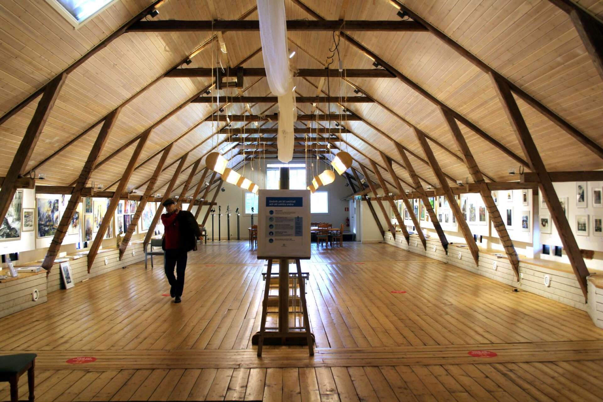 Det är gott om plats på loftet på Almars gård. 13 utställare är med på Konstmässan.