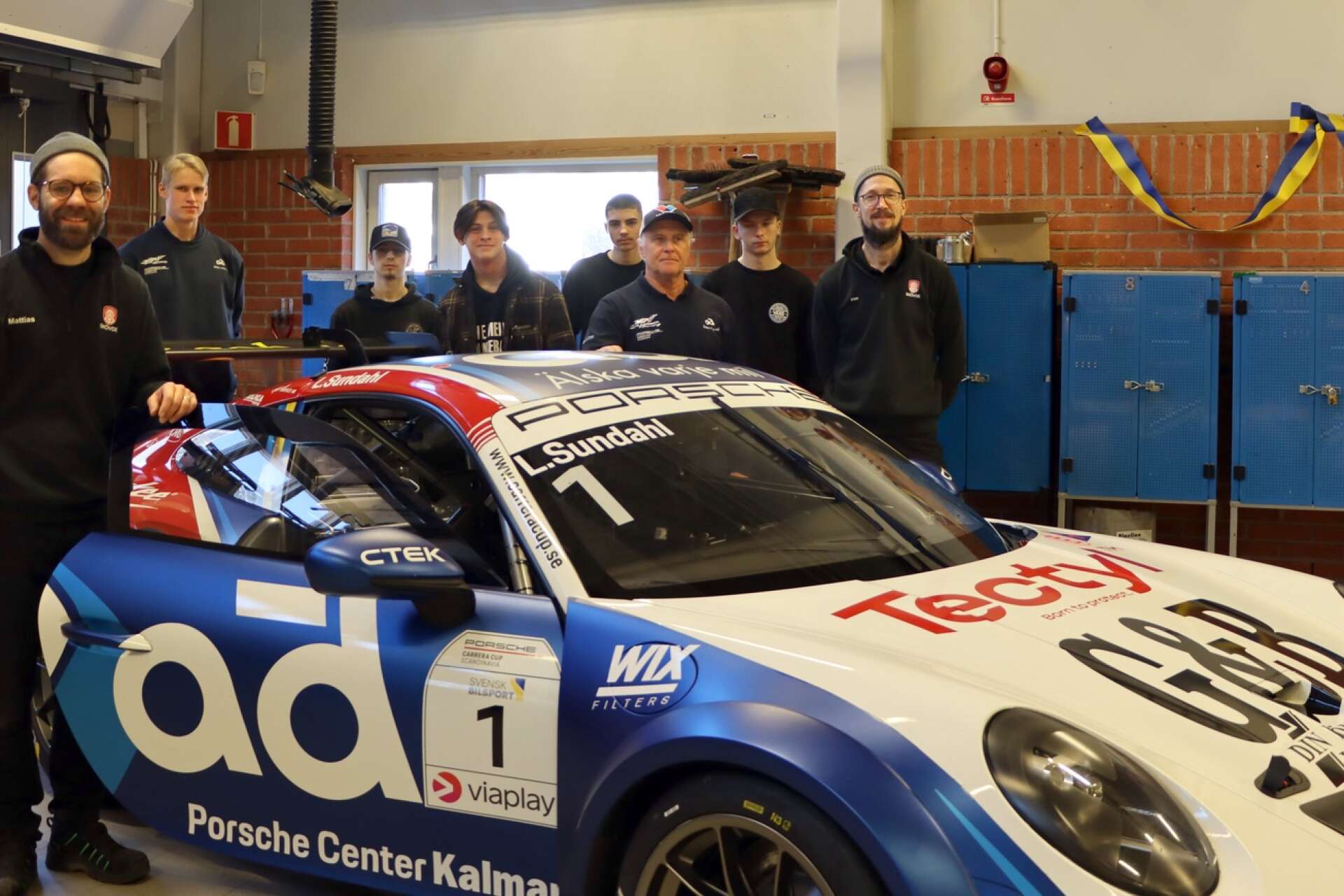 Kågered Racing med Micke Kågered visade upp racingbil och undervisade bland annat i oljelära och mätteknik. Här med lärarna Mattias Björkenor, Erik Stoor och intresserade elever.