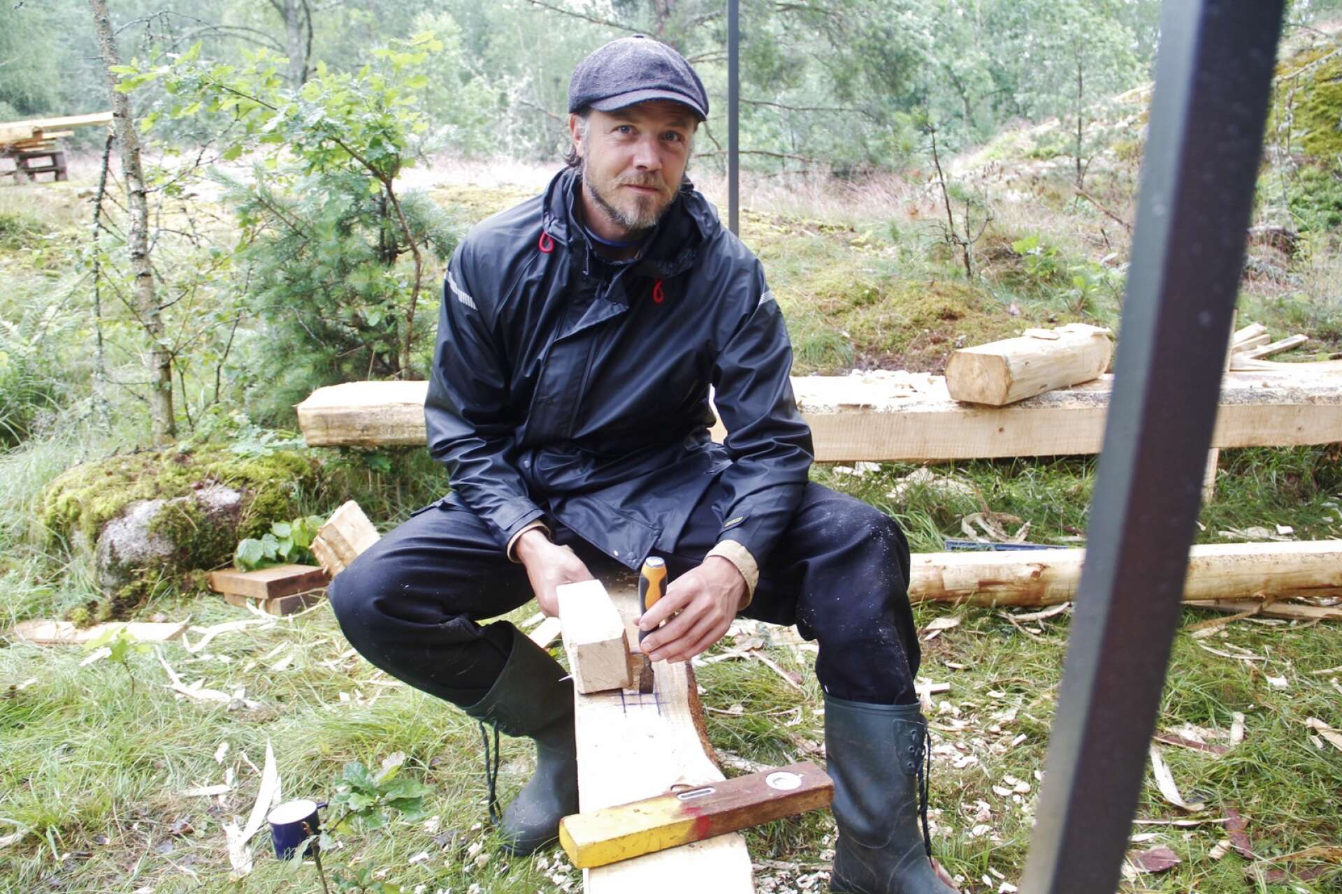 Anders Lagercrantz jobbar som läkare i Halland och kände för att prova på gammaldags trähantverk i Fröskog på sin semester.
