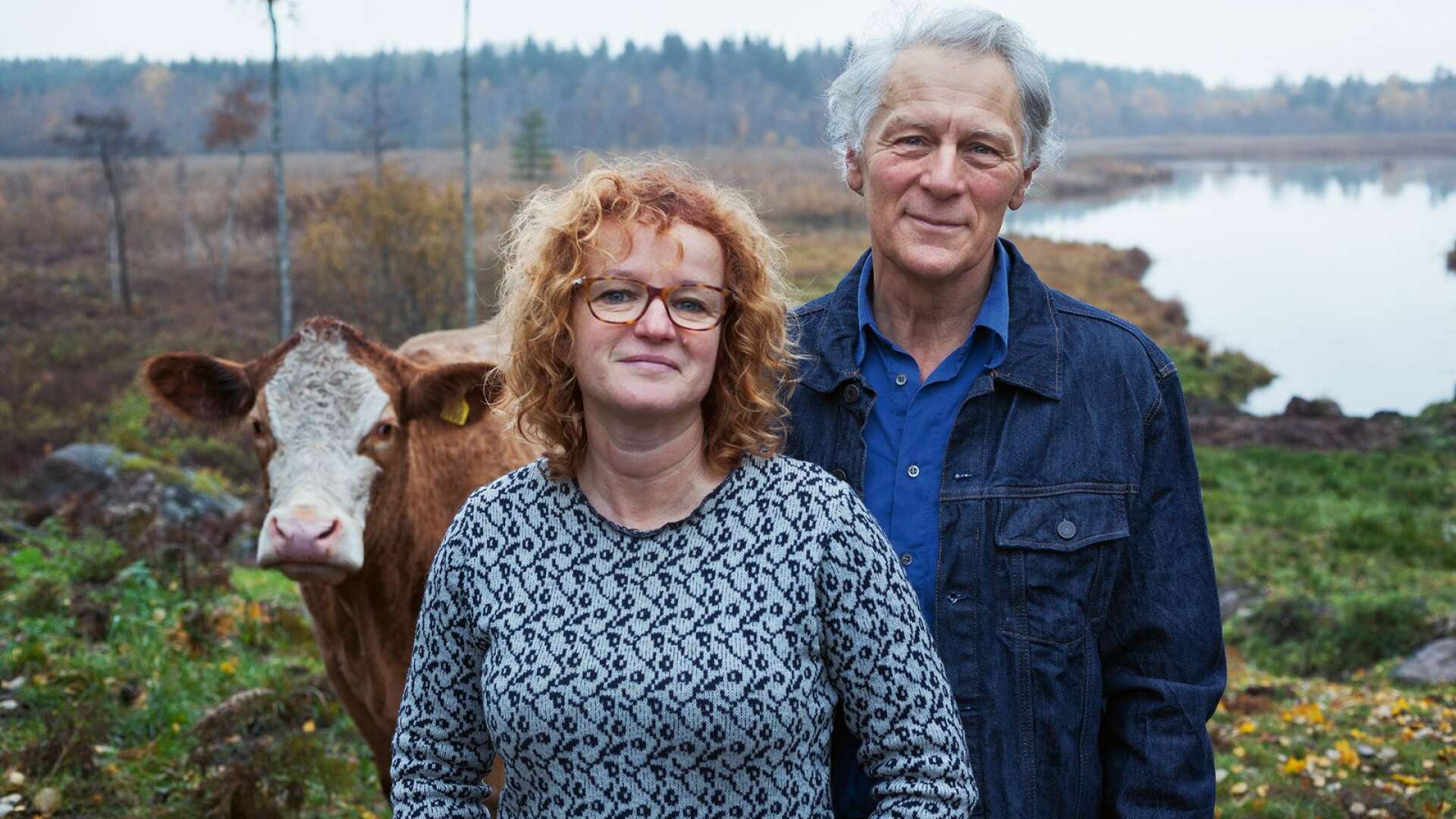 Ann-Helen Meyer von Bremen och Gunnar Rundgren lever på en liten gård med jordbruk och några kor. Nu har de skrivit en bok om kor, djurhållning, miljö och debatt.