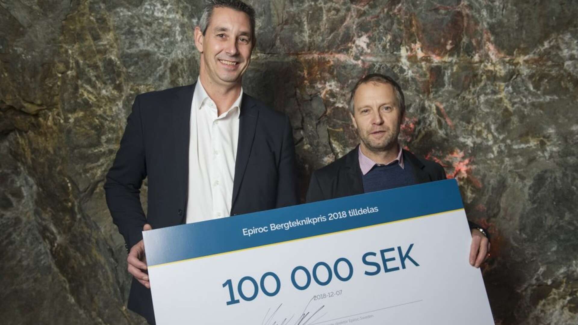 Lars Senf, VD Epiroc Sverige, och vinnaren Jan Kläre, med prischecken - som Kläre valde att ge bort.