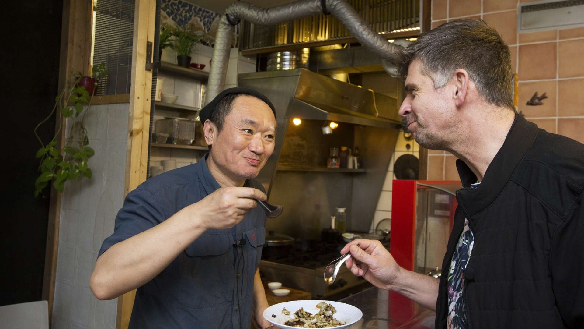 Värmlands Affärer mötte Xiao Yu Li i Kil och lagade mat med hans vän Malte Hallquist