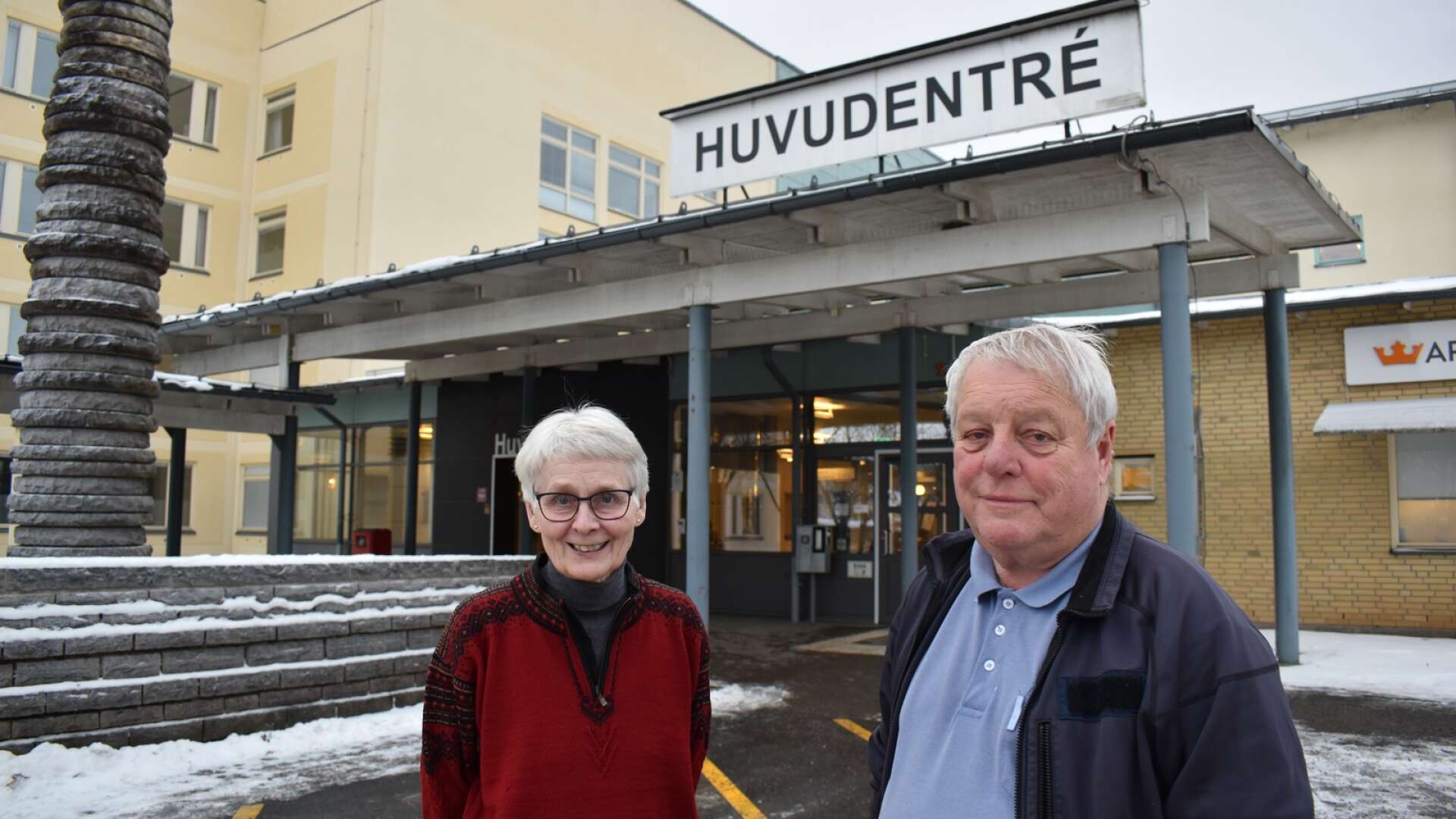 Ann-Mari Claesson och Anders Hagman minns väl de många turerna innan Falköpings nya sjukhus stod färdigt. Idag, efter 26 år, står det mesta av sjukhuset tomt, verksamheten har flyttats till Skövde. 