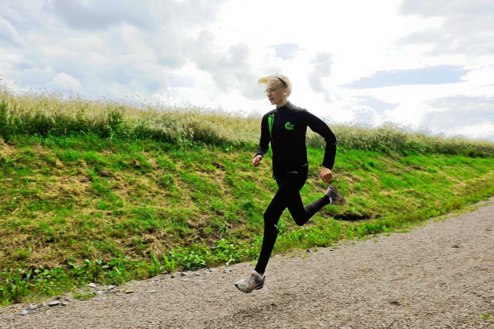 Runt åtta skor om året slits ut av Sara Christiansson. Det är många steg att ta som elitidrottare. Bilden är taget då Sara sprang för sin första friidrottsklubb, Trollhättans FIK. 
