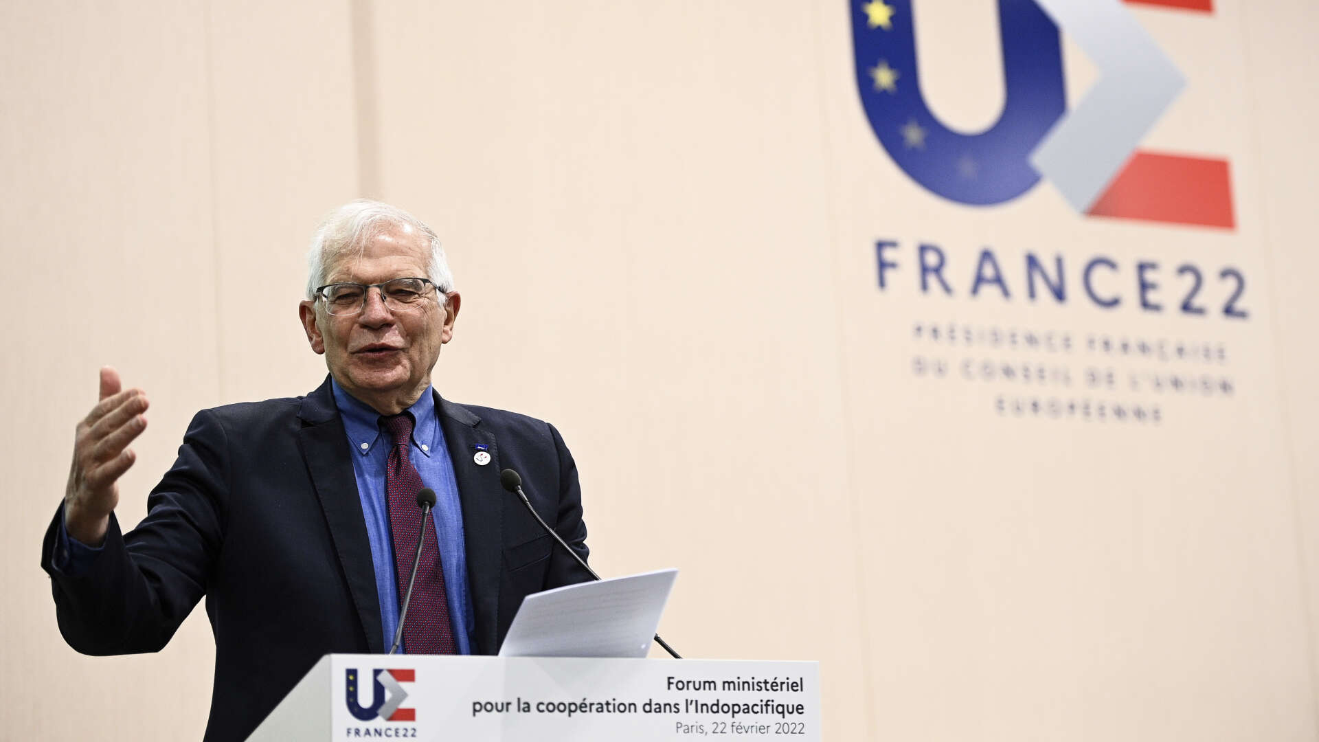 EU:s utrikeschef Josep Borrell håller presskonferens under tisdagens ministermöten i Paris.