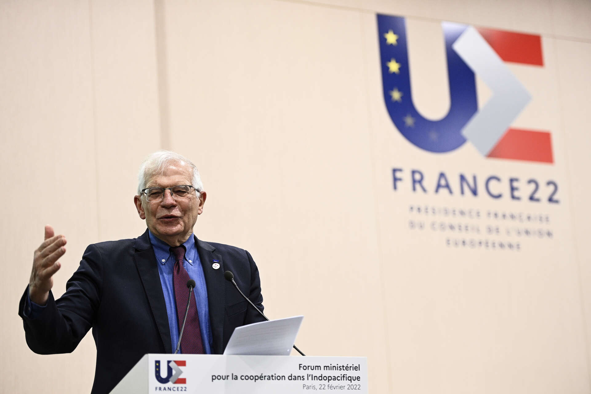 EU:s utrikeschef Josep Borrell håller presskonferens under tisdagens ministermöten i Paris.