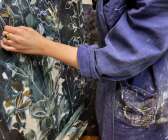 Jessica Baggeryd lägger sista handen vid en av sina målningar. Den blå målarrocken har funnits med länge. 