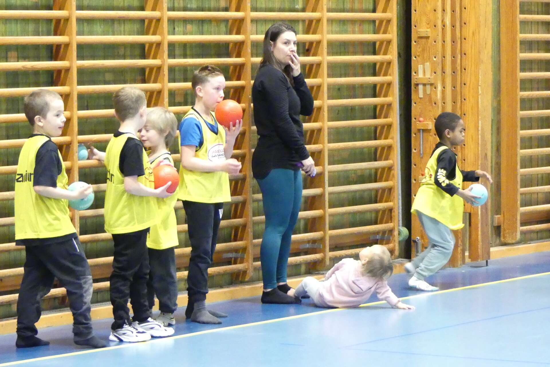 Under sportlovet kunde Säfflebarnen testa handboll i Tegnérhallen - Handbollsförbundet Väst fanns på plats. 