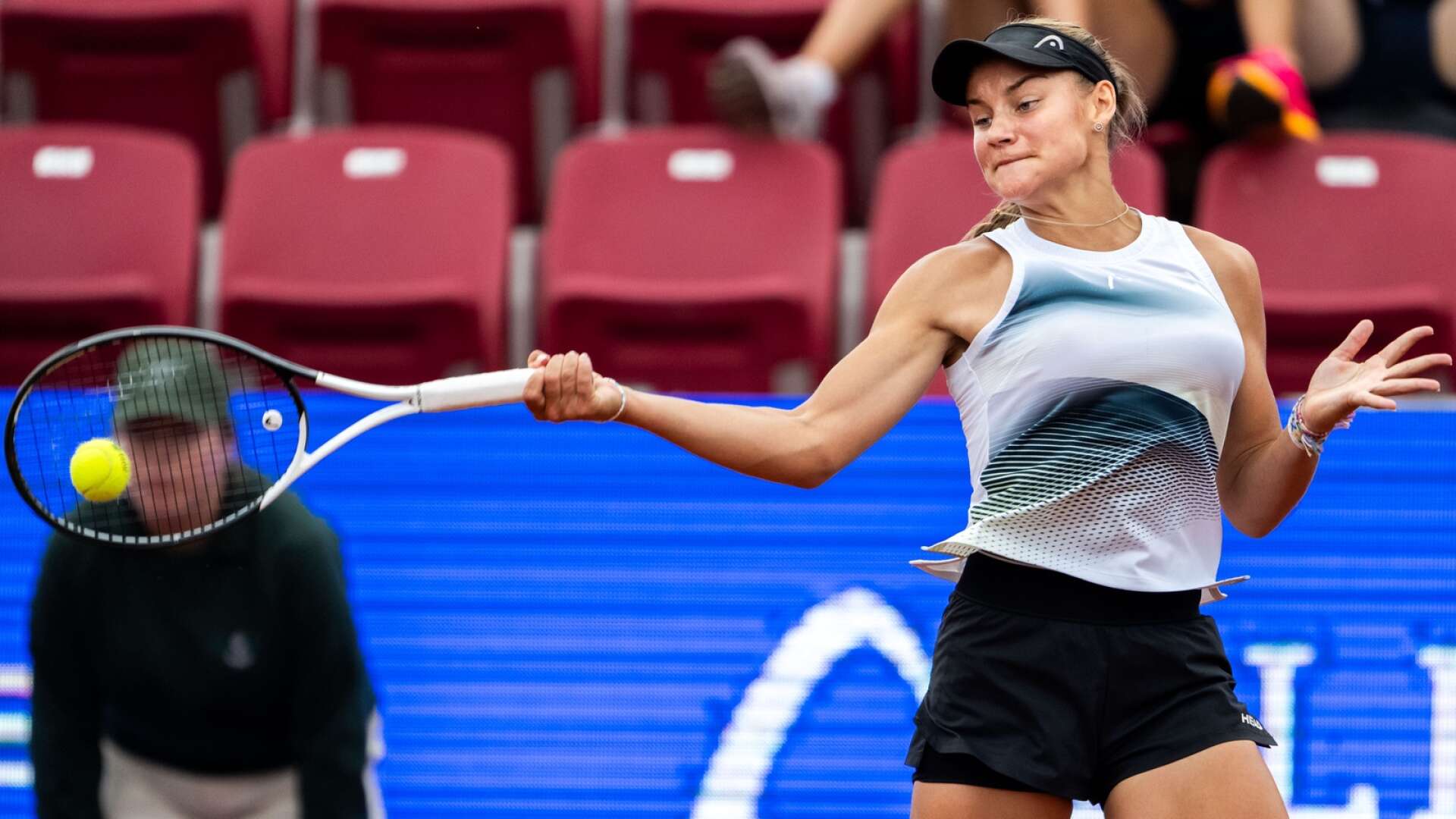 Bella Bergkvist Larsson i måndagens debut på WTA-touren i damernas Swedish Open i Båstad.
