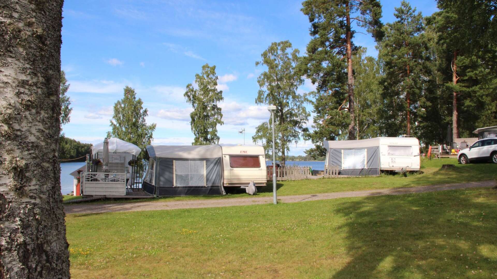 Standbytält och trägolv som utgör altaner framför husvagnarna och som finns kvar året om är inte tillåtna på Degernäs camping. Till det krävs bygglov och tillsyn kommer göras efter säsongens slut.