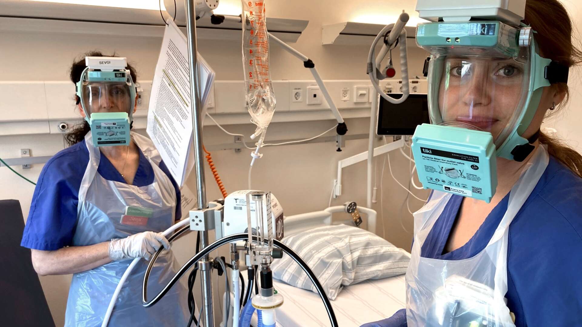 För snart ett år sedan när bilden togs på infektionskliniken på Skaraborgs sjukhus, så var det betydligt fler patienter jämfört med i dag, som var inneliggande med covid-19. Men fortfarande vårdas covidpatienter på sjukhuset med högflödessyrgas.