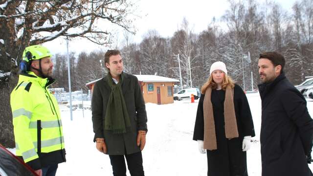 Niklas Öberg från Moelven visade Oskar Svärd (M), Amanda Lindgren (M) och Ronnie Erhard (M) runt på sågverket och berättade mer om företagets tillväxt och produktion.