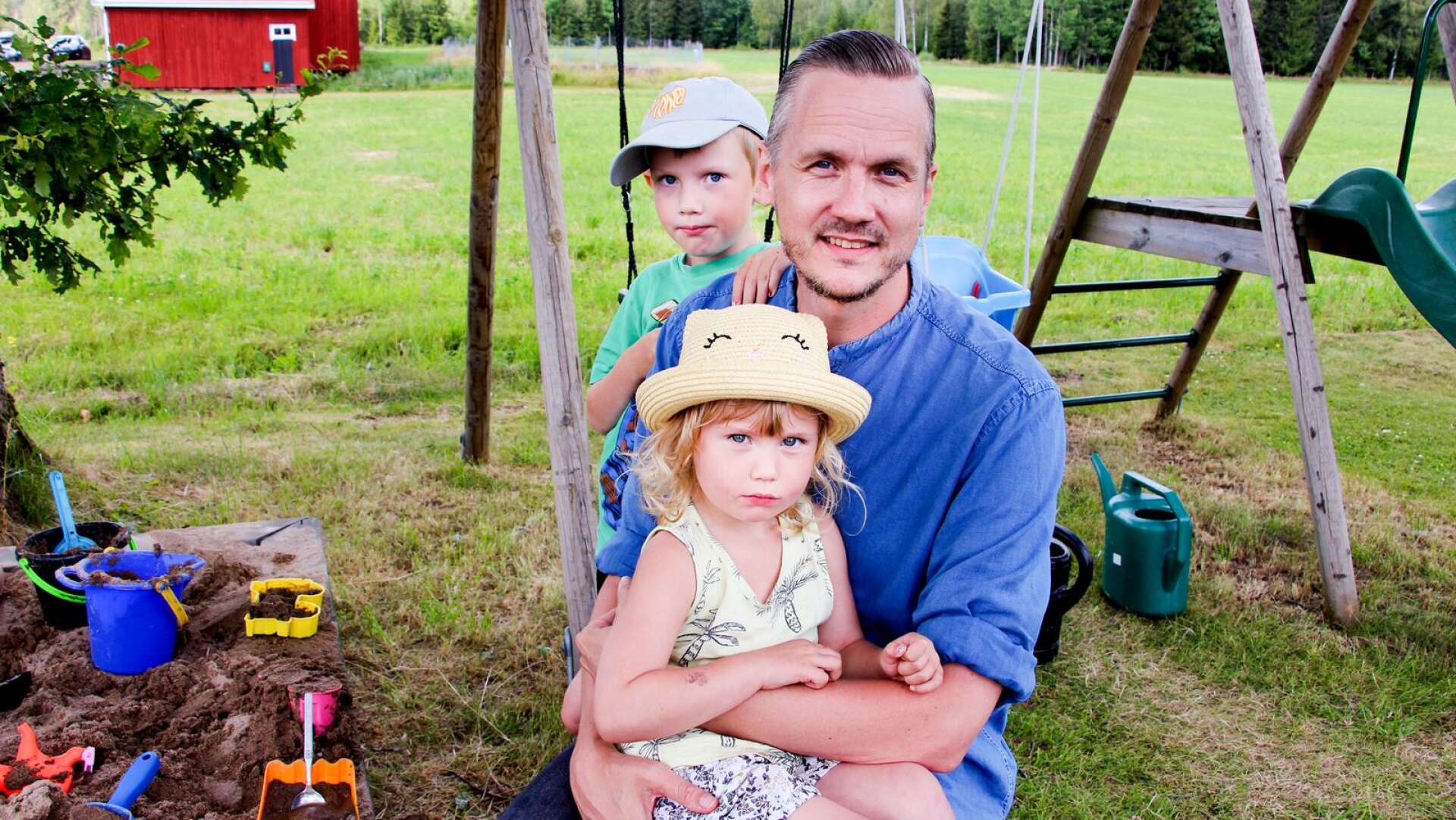 Markus Kylén trivs gott under somrarna som han spenderar tillsammans med frun Carin och barnen Bill, 7, och Lou, 4, på barndomsgården i Sillerud.