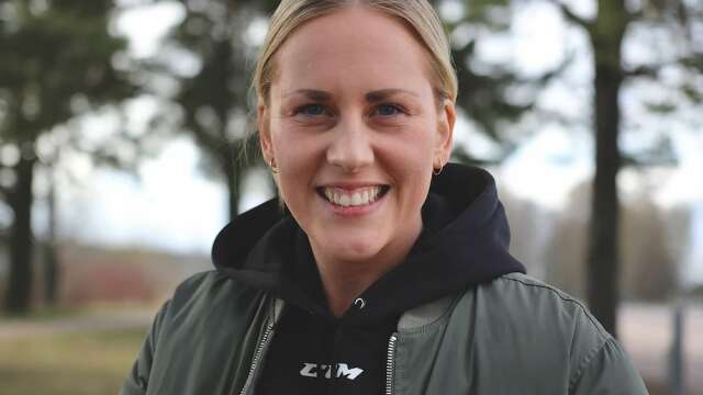 Jennifer Axelsson kliver in i tränarbåset i Färjestad. Den tidigare backen är ny assisterande coach.
