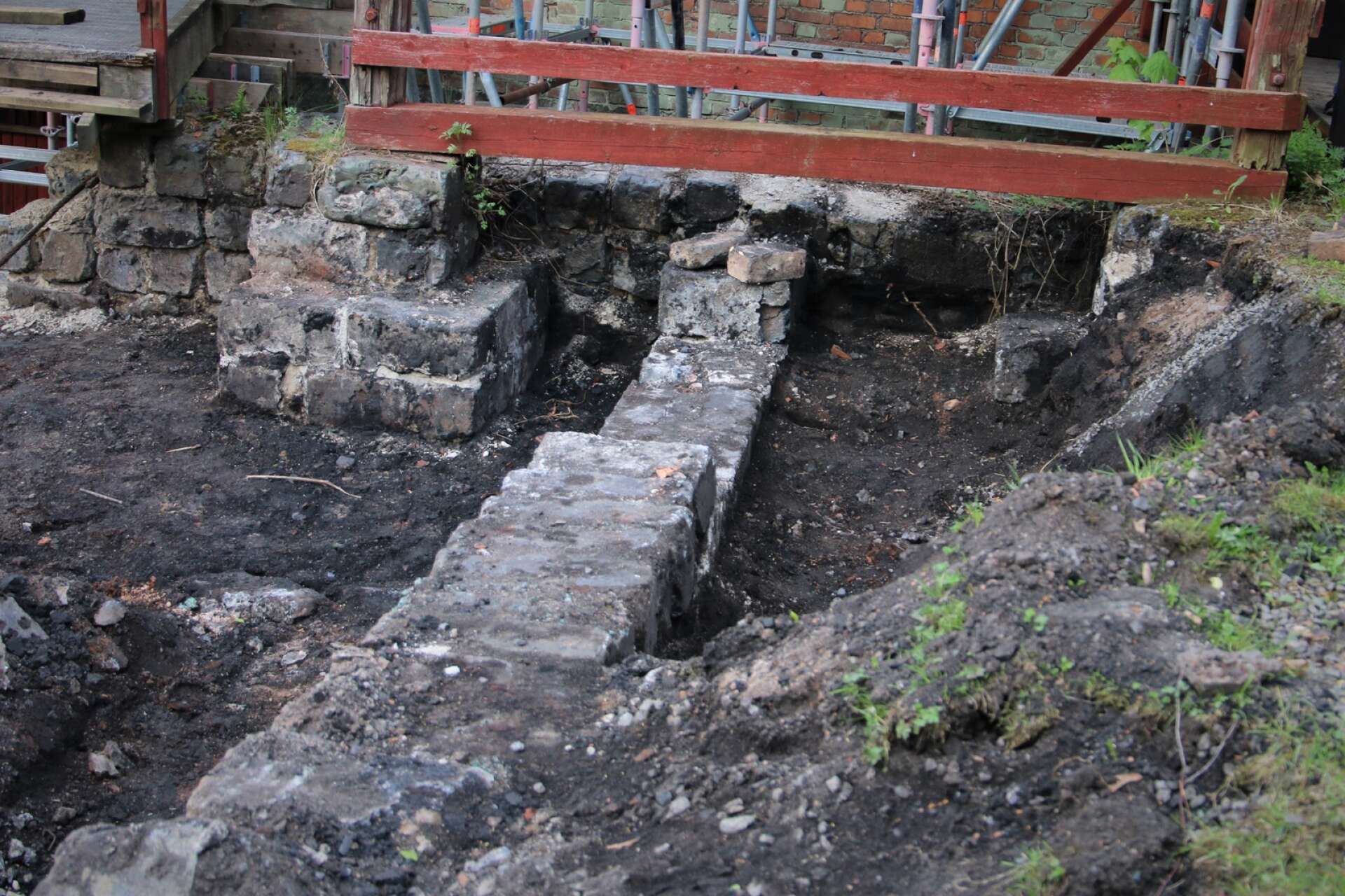 Husgrunden som grävts fram vid Granbergsdals hytta vet man inte med säkerhet vilken byggnad som vilat på.