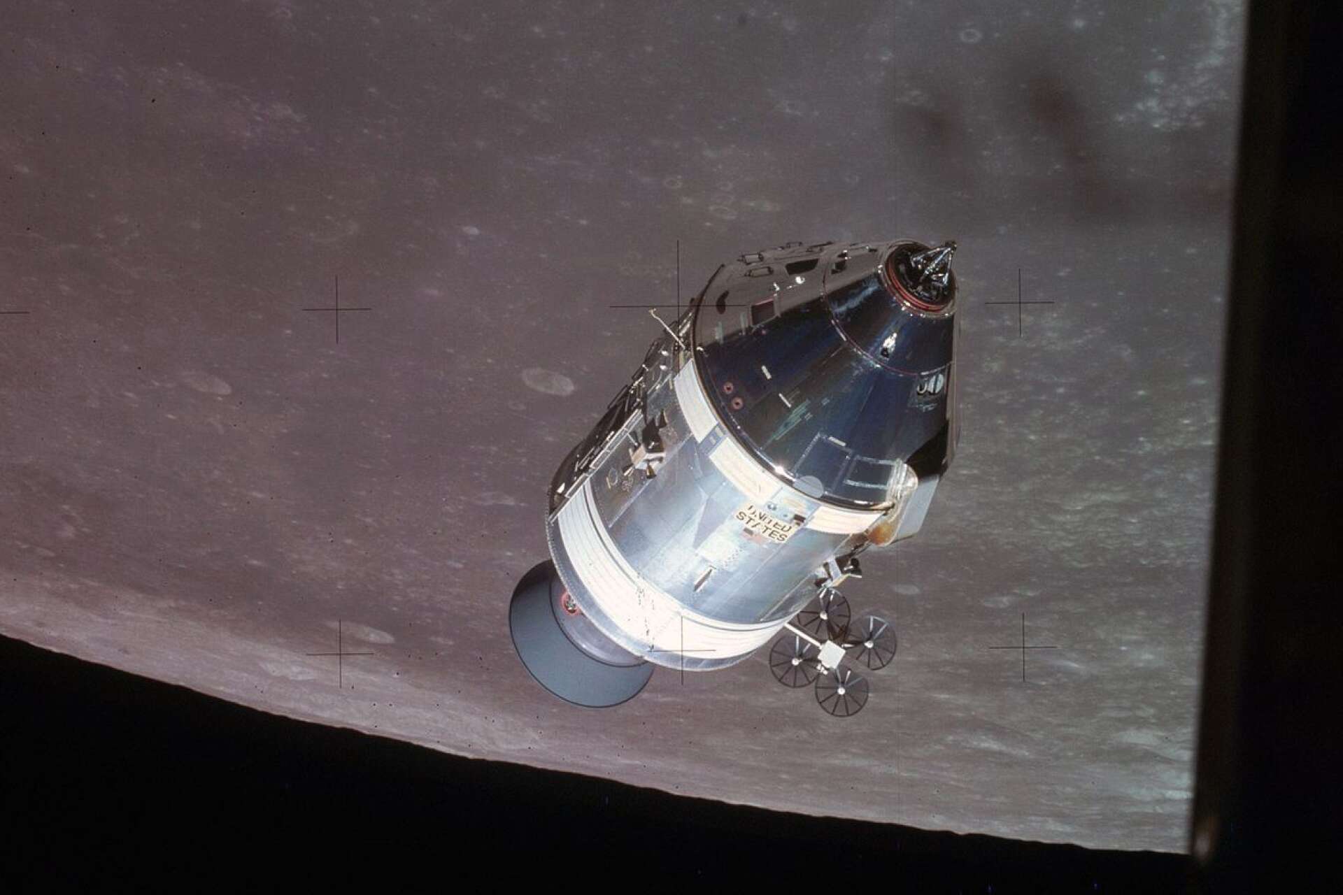 Kommando- och servicemodulen Endeavour sedd från månlandaren Falcon.