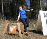 Tindra Blomkvist från Skattkärrs SOK springer i mål på medeldistanstävlingen i Värmskog. Hon kom på nionde plats i D16-klassen.