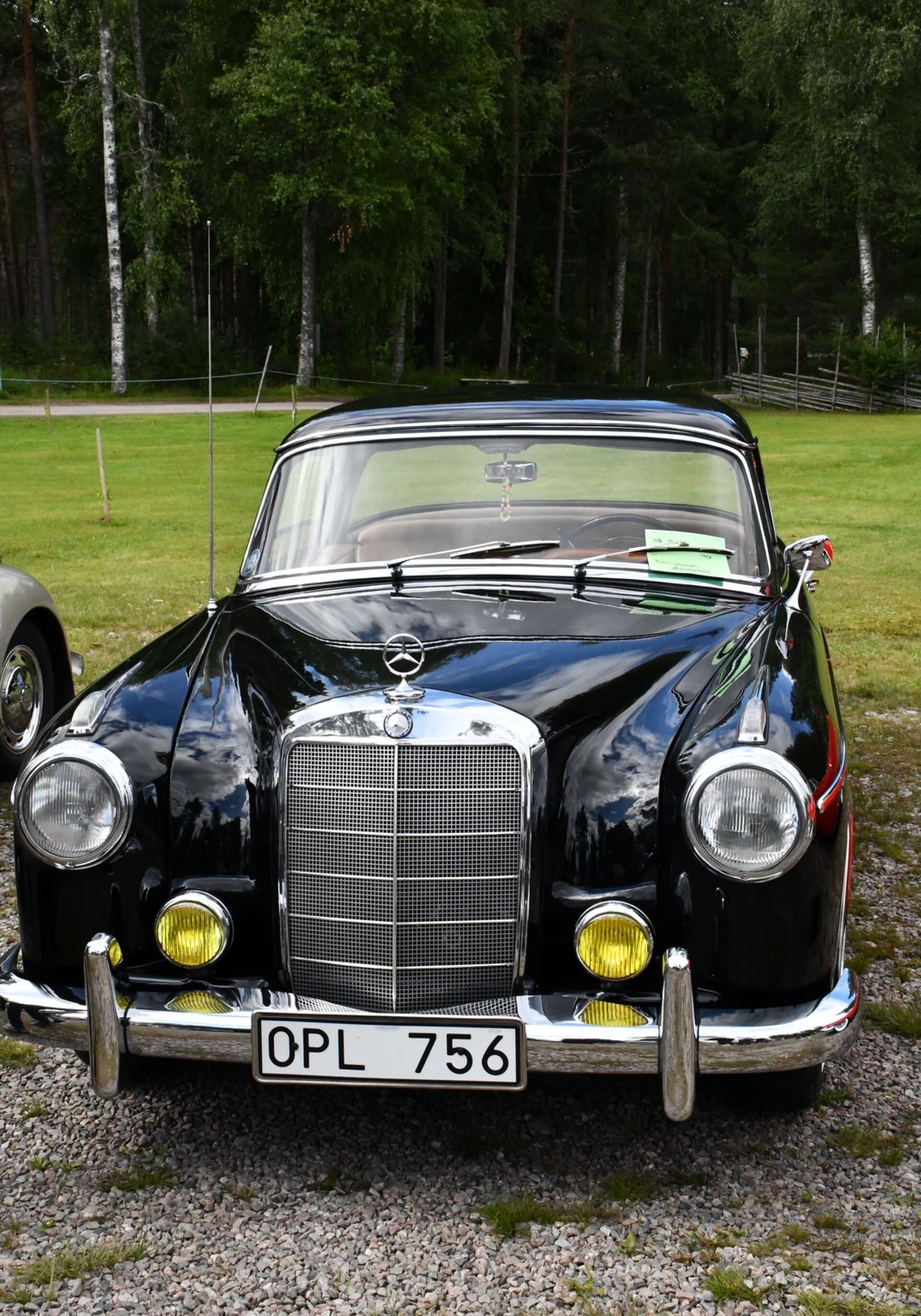 En av de tio bilar som valts ut av juryn till bilparaden: En Mercedes Benz 220S 1958. Ägare Peter Johansson.