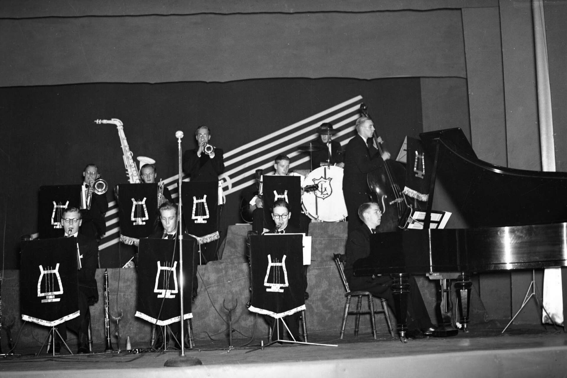 Tiomannabandet Royal orkester år under ett uppträdande 1939 med ett gäng trumpeter, saxofoner, trummor, gitarr, piano och kontrabas.