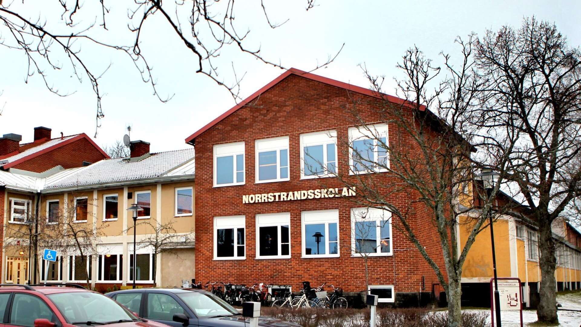 Rektor på Norrstrandsskolan har polisanmälts för tjänstefel efter att en 14-årig flicka blev misshandlad av en jämnårig skolkamrat.