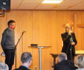 Inger Lindeskog, som är diakon i Svenska kyrkan framförde en hälsning från Åmåls församling och lämnade därefter ordet till maken Henrik, som snart kommer att vigas som katolsk präst. 