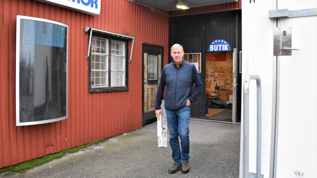 Företagaren Lars Björklund har i två månader kryssat mellan hemmakontor, bod och extra lager.