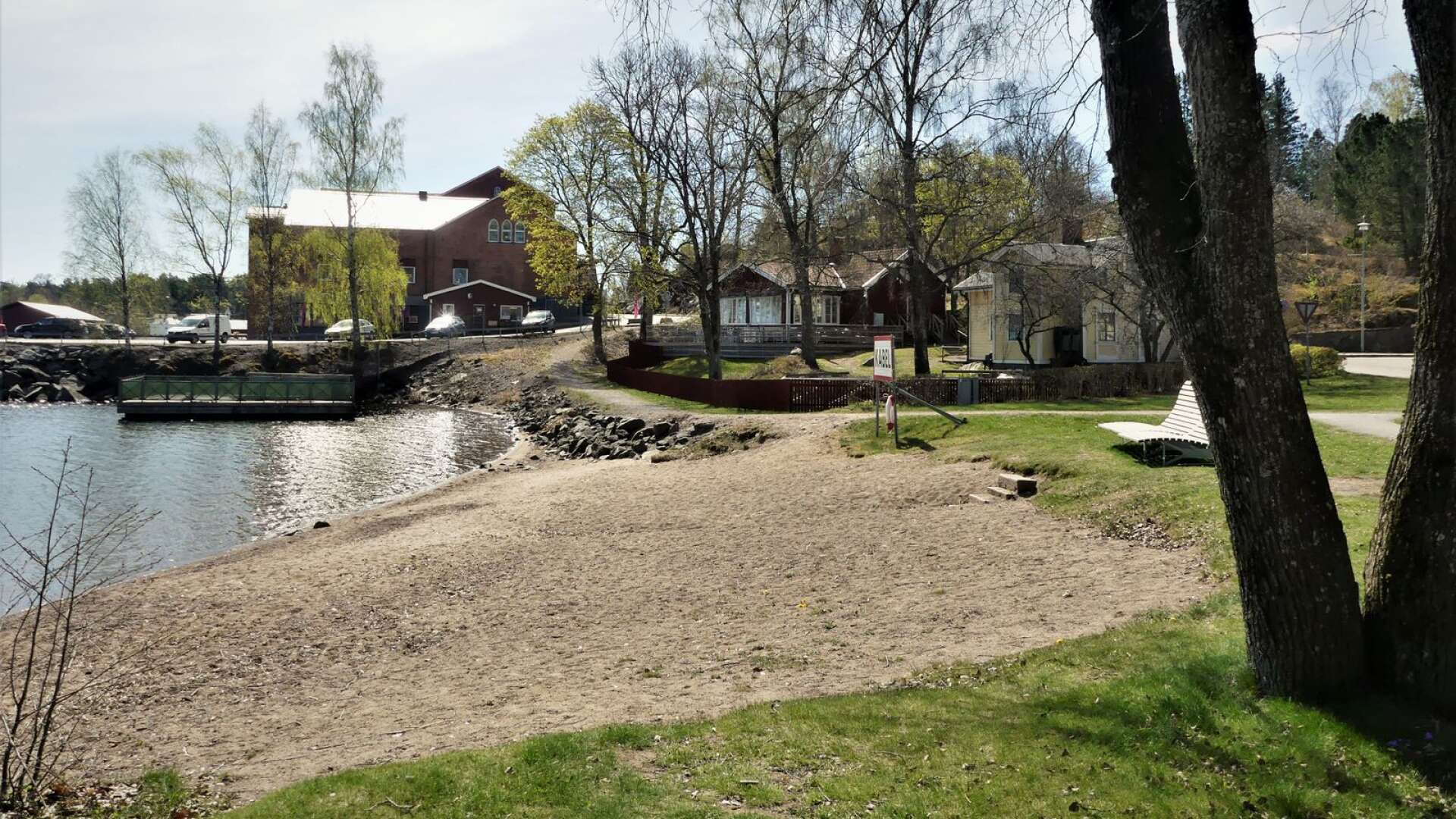 Badplatsen mellan hembygdsmuseet och Strandkaféet blir namnlös ett tag till.