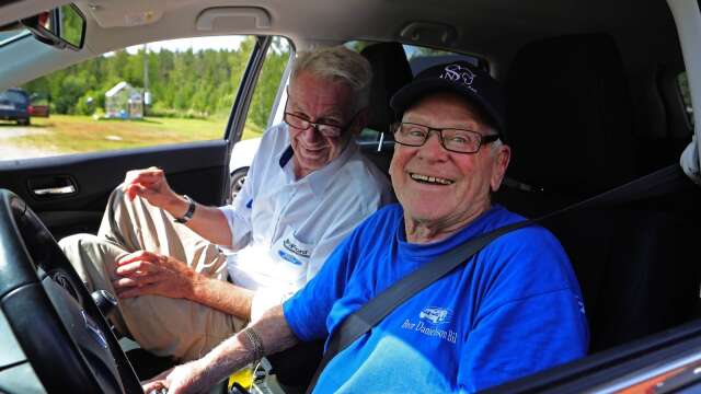 Bror Danielsson med kartläsaren Pierre Ellison åker legendklassen i Värmlands EM-rally.