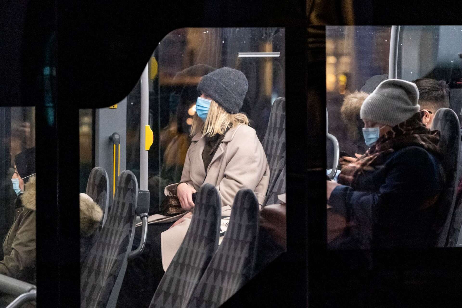 ”Jag trodde man skulle försöka hålla avstånd överallt där det går, och att använda munskydd i kollektivtrafiken”, skriver insändarskribenten.