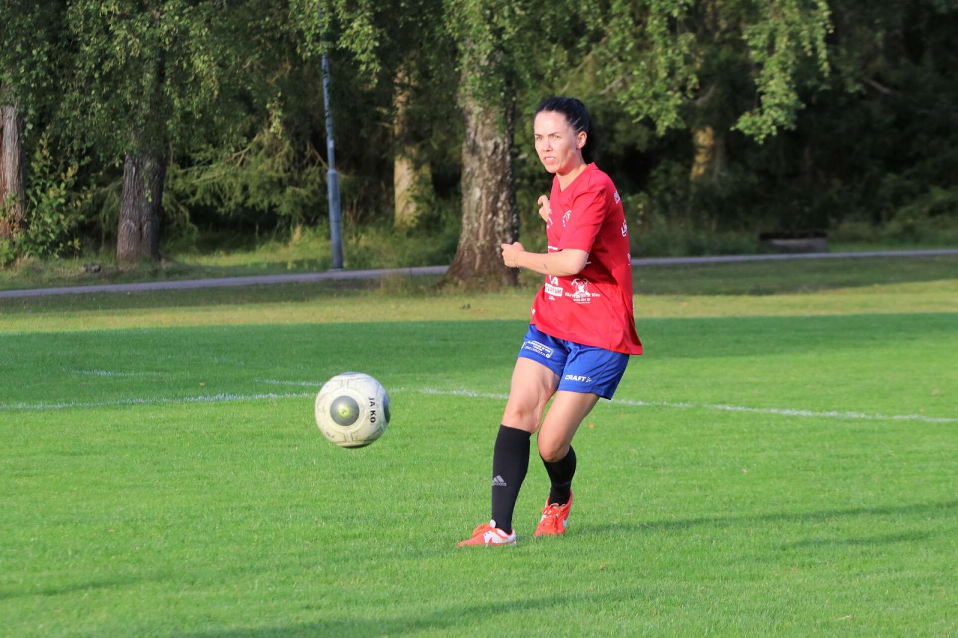 Linnea Dalstrand är en av spelarna som lämnat laget inför säsongen. Hon återfinns numera i Bengtsfors IF.