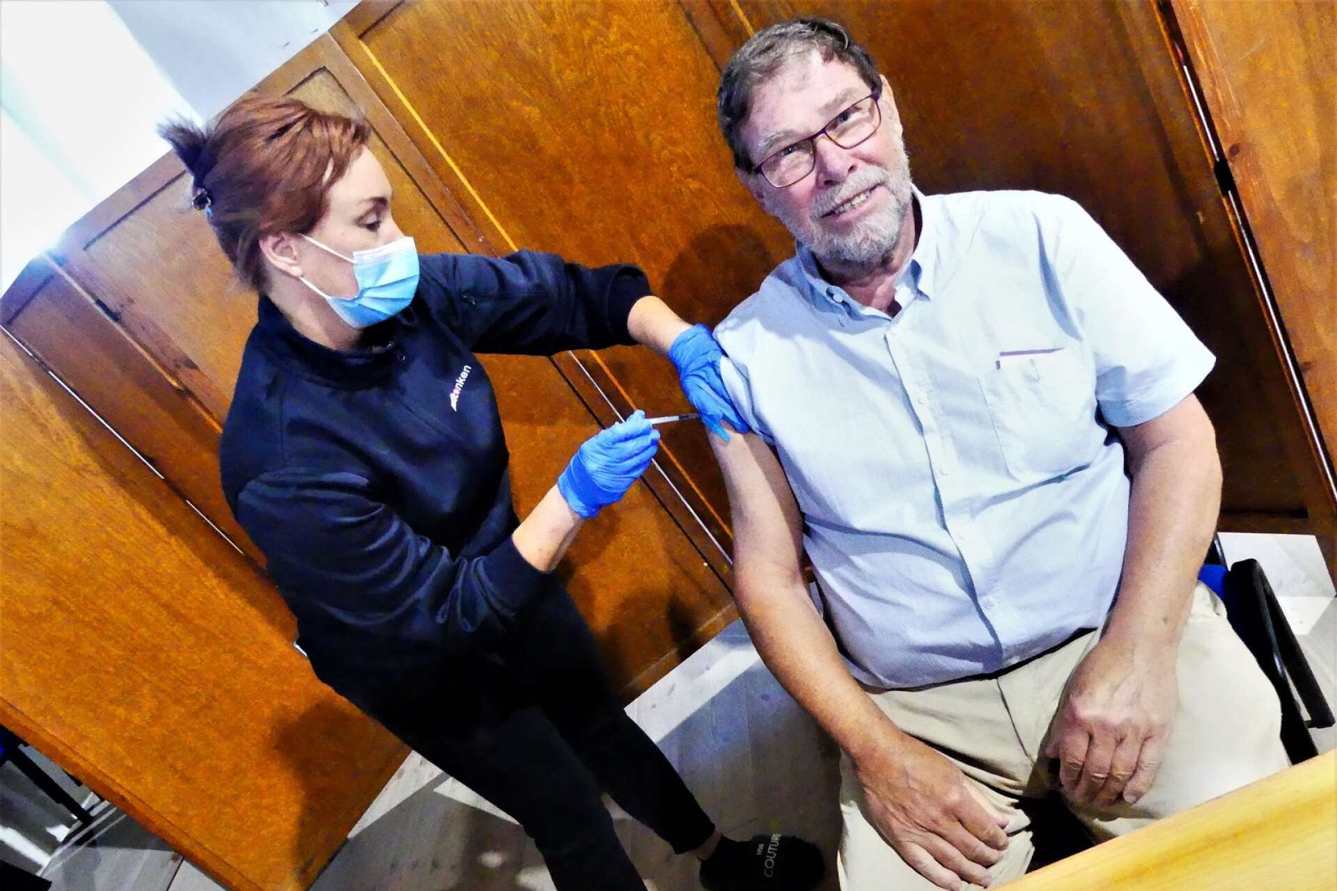 Vaccerineringen mot covid-19 fortsatte med intensitet och emellanåt med långa köer. Håkan Bürgemeister tog chansen när Gamla kyrkan användes som vaccineringscentral och han fick sin spruta av Sanna Mäkinen från Medpro Clinic.