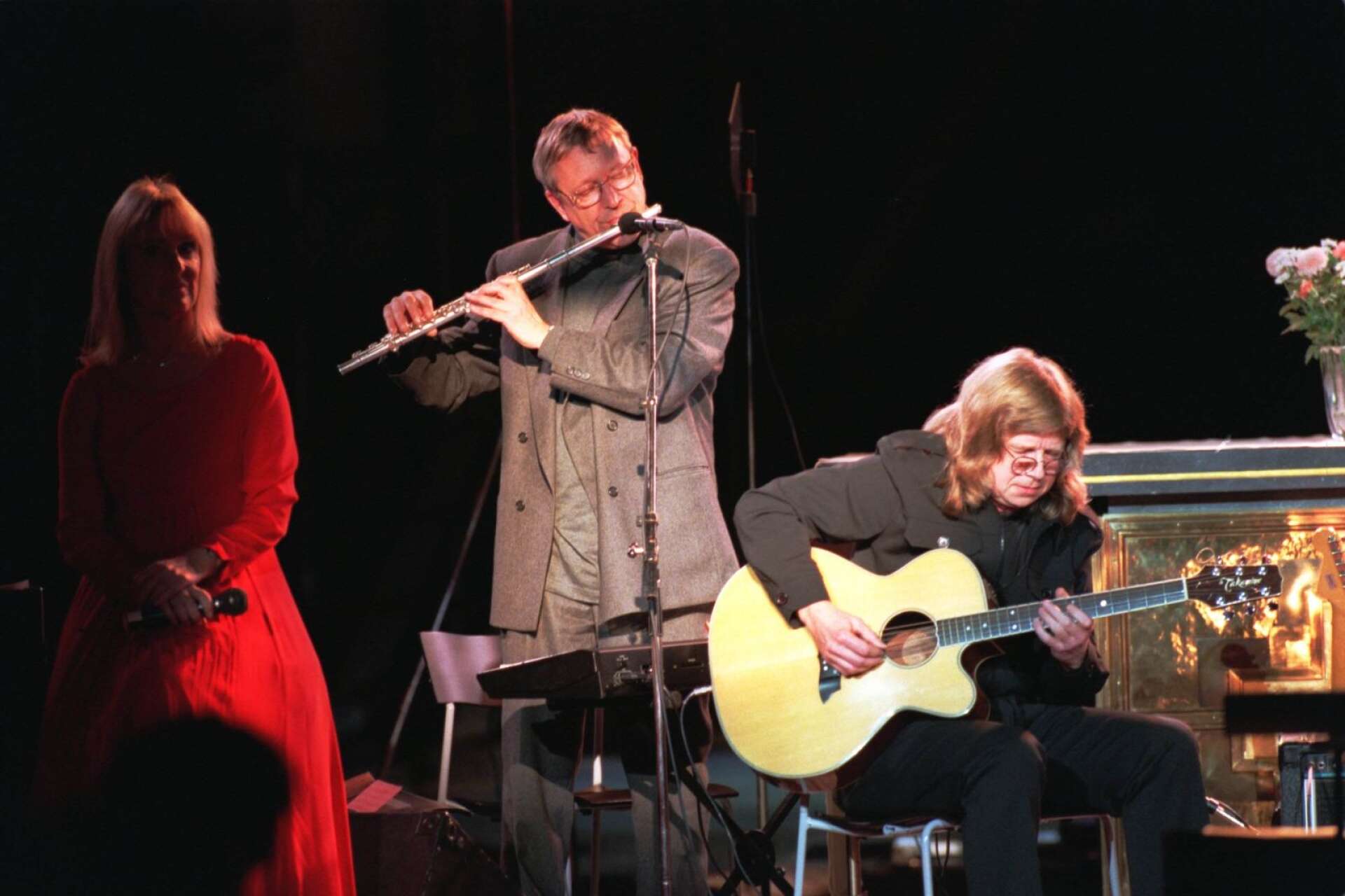 Janne Schaffer och Björn J:son Lindh har haft mångåriga musikaliska samarbeten. På bilden syns Anita Strandell till vänster, Björn J:son Lindh i mitten, och Janne Schaffer till höger när de spela under en minneskonsert för Cornelis Vreeswijk. Bilden är en arkivbild.