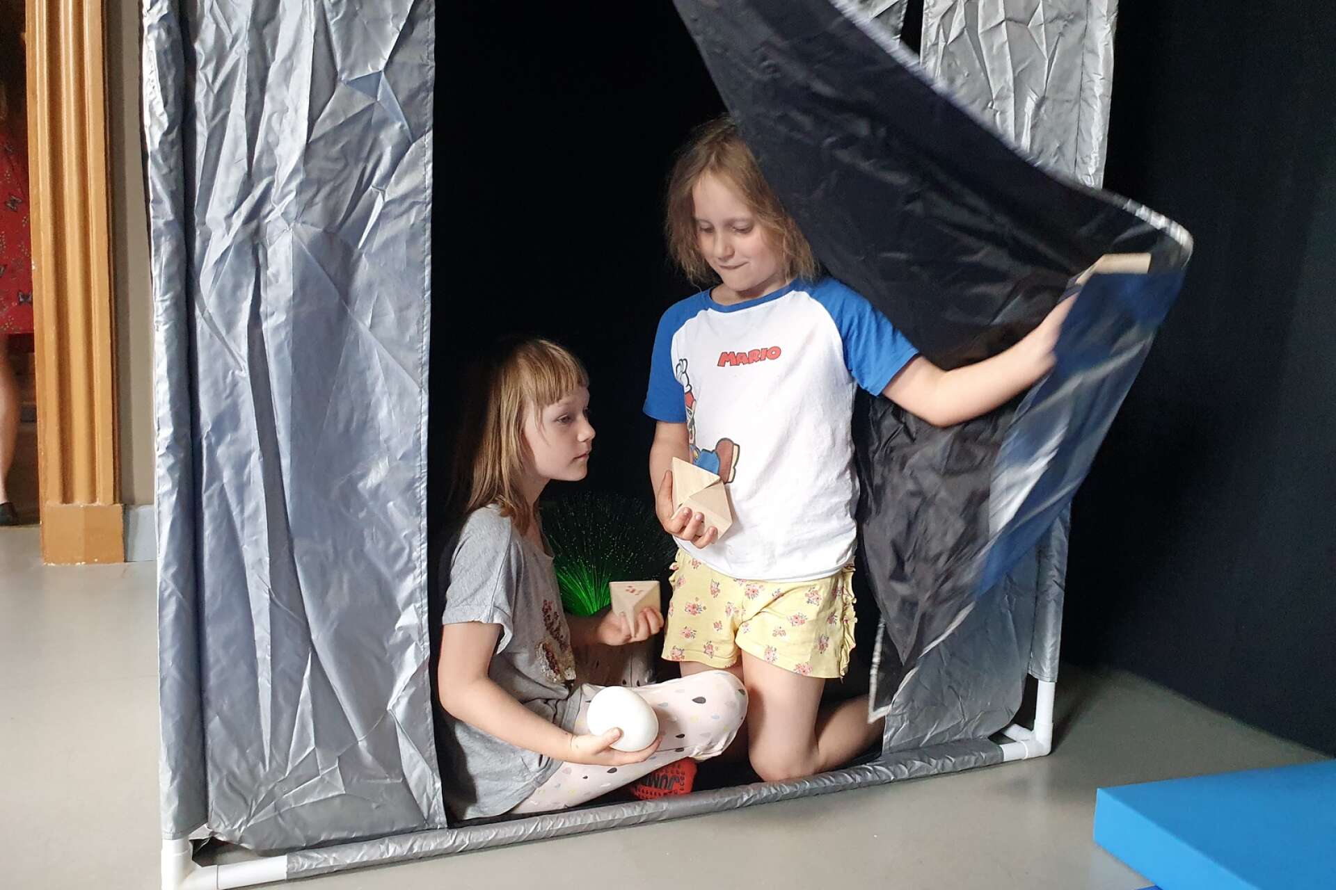 Matilda och Alma testar att leka i det tysta tältet, där det ska vara lite lugnare för de barn som behöver det. 