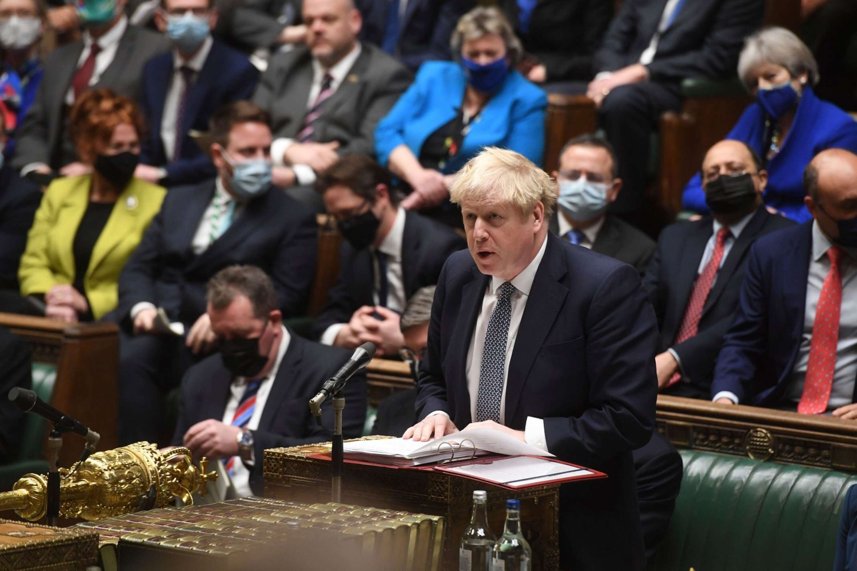 Den brittiske premiärministern Boris Johnson är hårt ansatt efter att det visat sig att det anordnats fester i Downing Street mitt under pandemin och i strid mot gällande restriktioner.