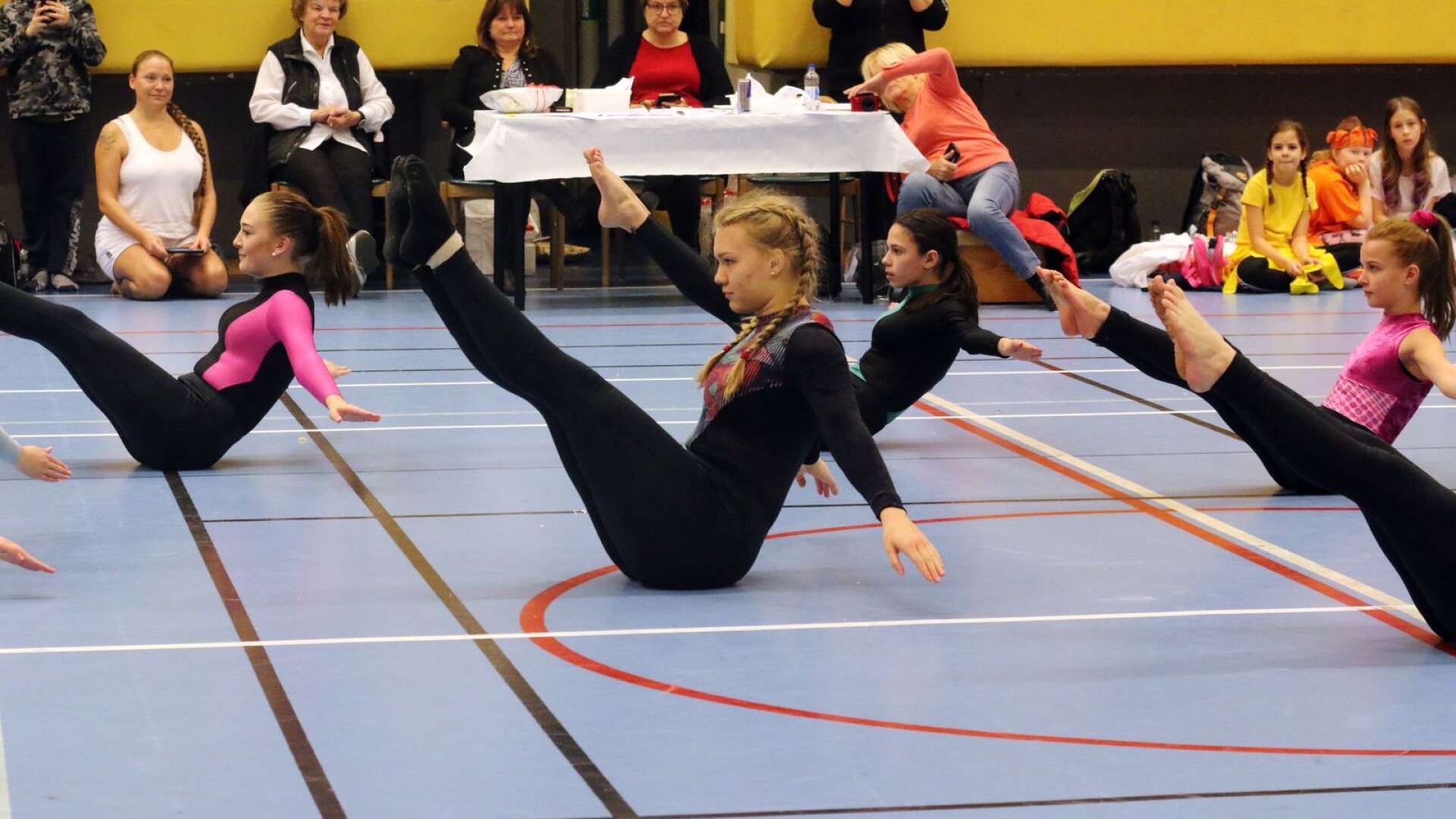 Tävlingsgymnasterna, med bland andra ledaren Alva Johansson, hade uppvisning i ett fristående program, i kläder från olika tidsåldrar.