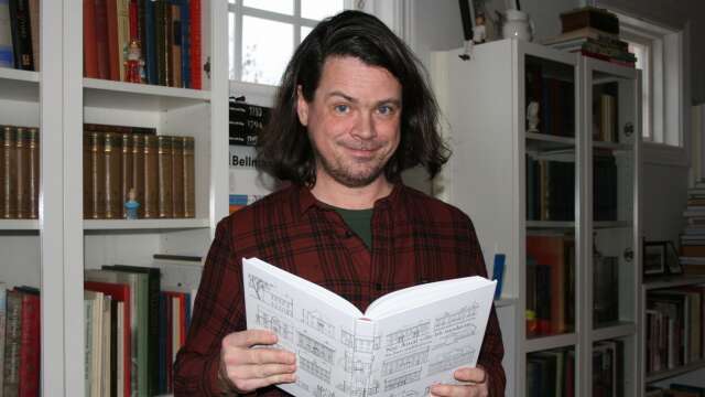 Andreas Dagström med sin nyutgivna bok.