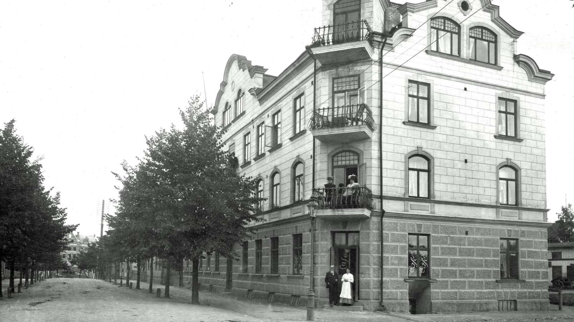 Mattsonshuset byggdes 1904 av sjökapten Emanuel Mattson, därav namnet Mattsonshuset. I källaren där ungdomsklubbar hade lokal på 1960-talet, startades en gång företaget Säffle Elektriska. Nedgången till källarlokalen syns även på denna bild från början av 1900-talet.