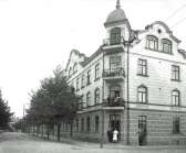 Mattsonshuset byggdes 1904 av sjökapten Emanuel Mattson, därav namnet Mattsonshuset. I källaren där ungdomsklubbar hade lokal på 1960-talet, startades en gång företaget Säffle Elektriska. Nedgången till källarlokalen syns även på denna bild från början av 1900-talet.