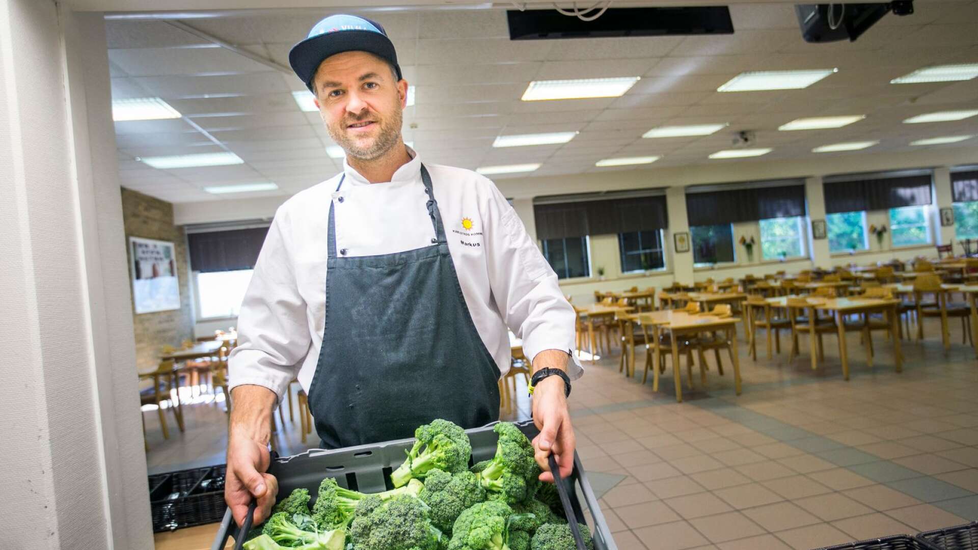 Marcus Arvidsson jobbar som köksansvarig på Älvkullegymnasiet och täcker även upp som deltidsbrandman vid sidan av.