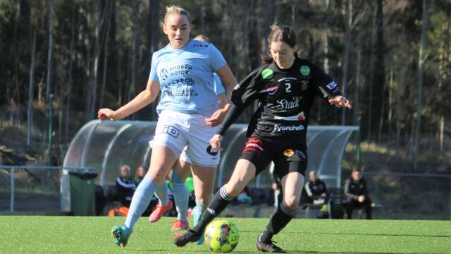 Wilma Enarsson, här i duell med Rådas Matilda Ahlstrand, gjorde Vikens enda mål när laget föll med 1–7 borta mot FC Trollhättan.