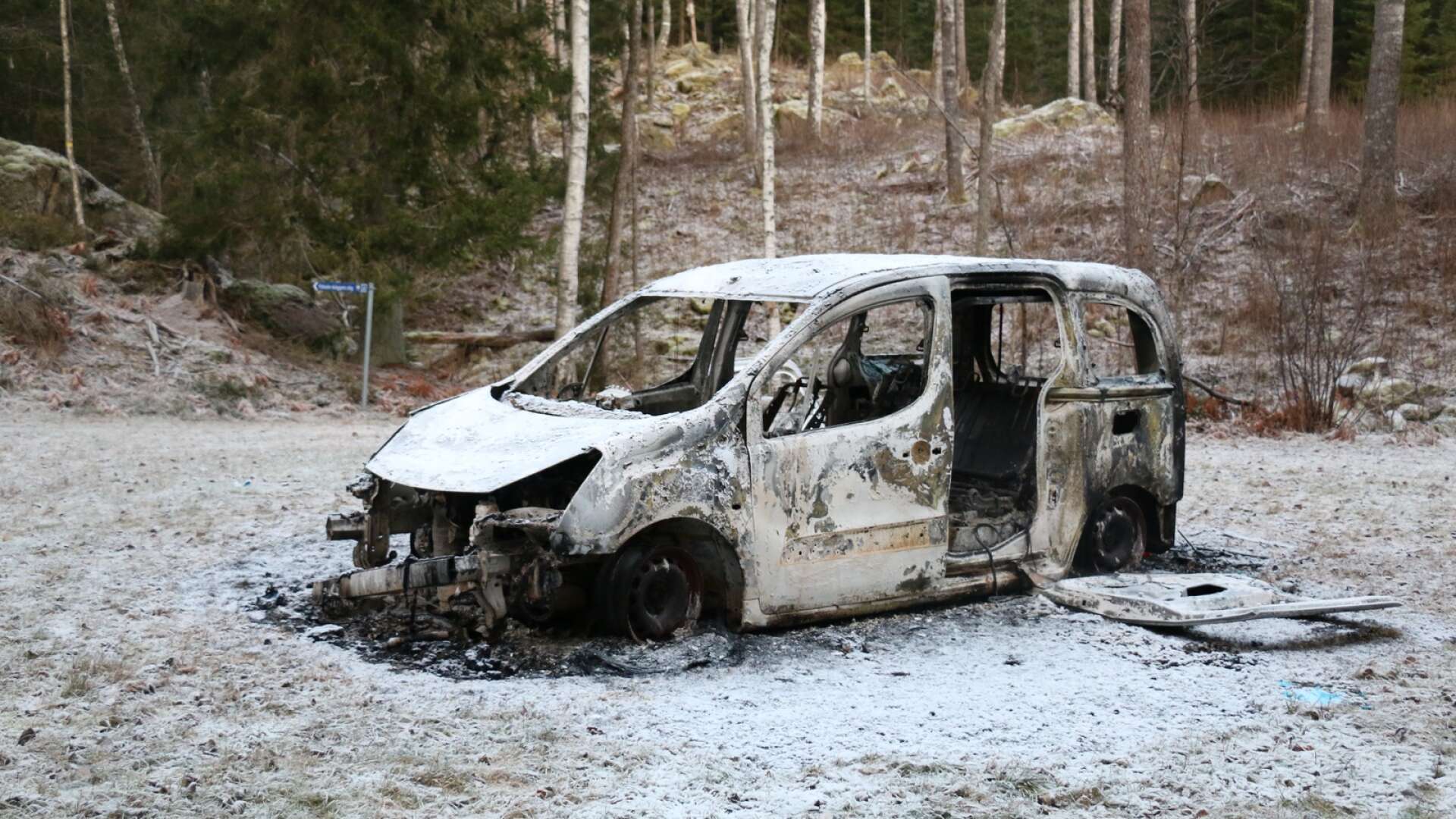 Den utbrunna bilen utanför Bengtsfors.