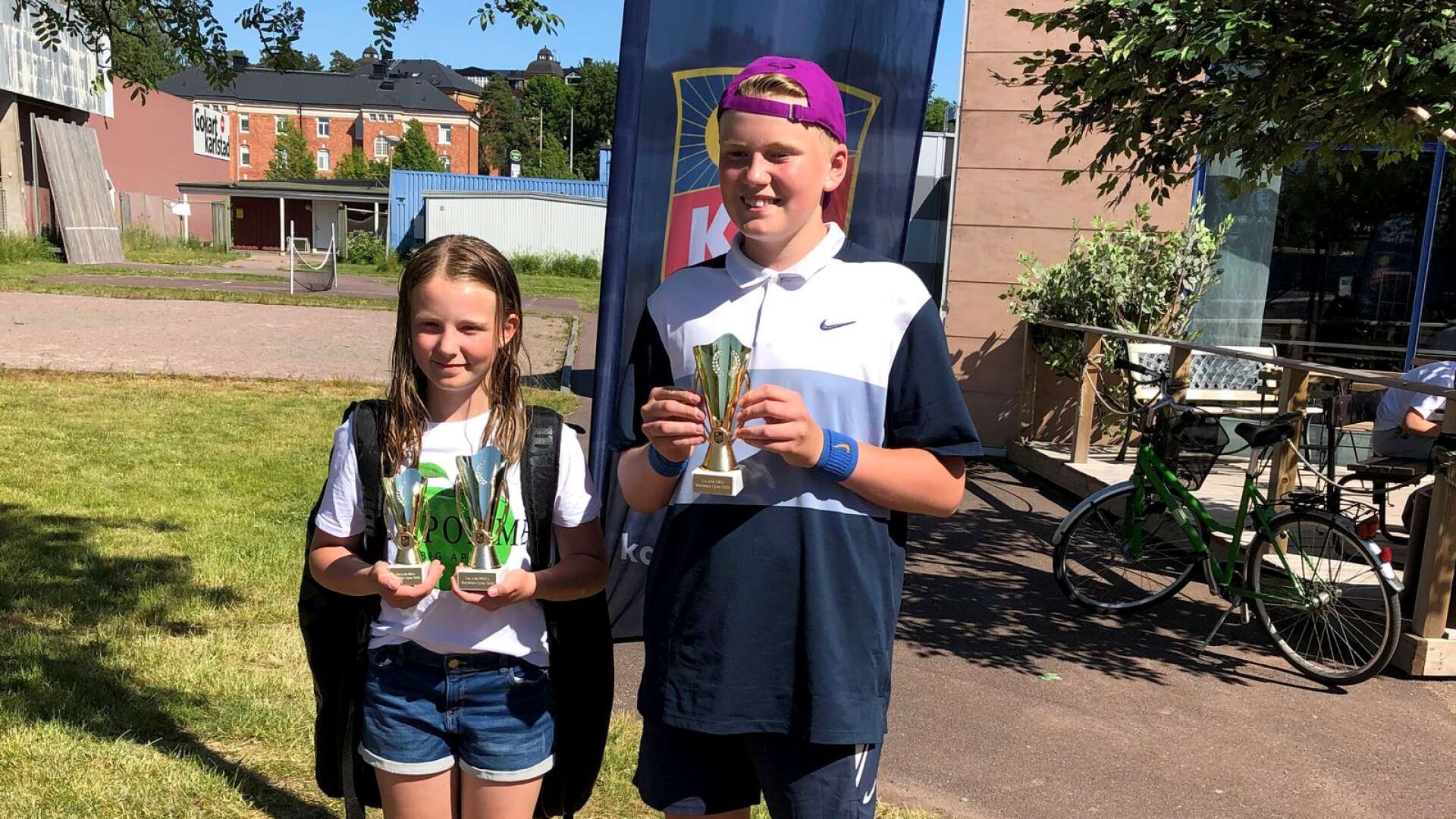 Lisa Pettersson och Max Grahn från Bofors tennisklubb har börjat säsongen starkt och har många intressanta tävlingar framför sig.
